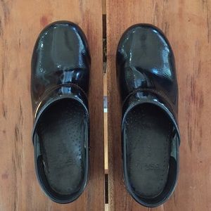 Dansko black patton leather clogs Size 9 (39)